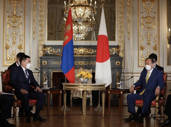 스가 요시히데 일본 총리(오른쪽)과 공식 회담하는 오윤엘덴 몽골 총리/사진= 유비 포스트(UB POST)