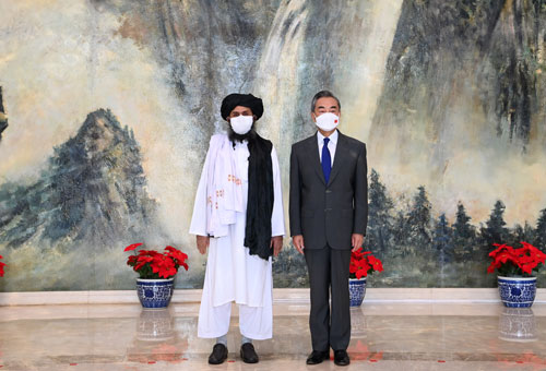 28일 왕이 중국 외교부장(오른쪽)이 톈진에서 탈레반 2인자 물라 압둘 가니 바라다르를 만났다./사진=중국 외교부 홈페이지 갈무리