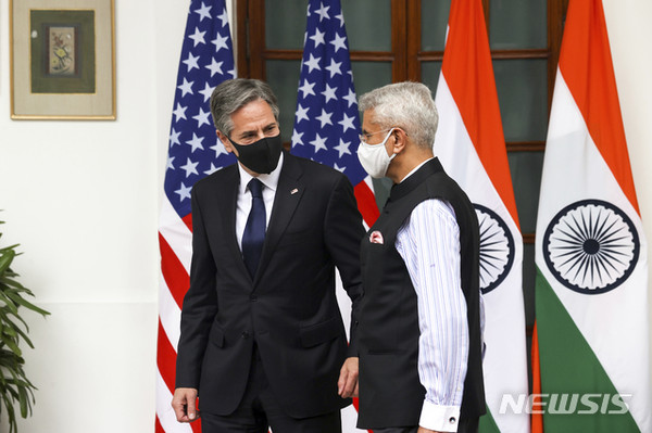 인도를 방문한 블링컨 미국 국무장관이 28일 자이샨카르 인도 외무장관과 반갑게 인사하고 있다./사진=뉴시스 제공