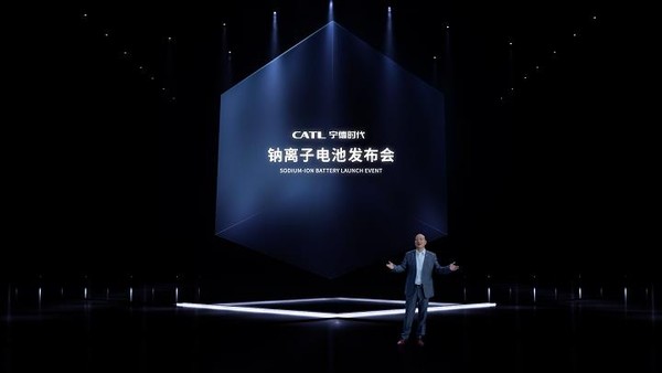 나트륨 이온 배터리 발표회에서 설명하는 쩡위췬(曾毓群) CATL 회장/사진=CATL 홈페이지 갈무리