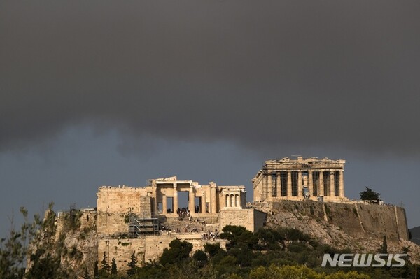 지난 3일 그리스 아테네 북부에서 발생한 산불로 아크로폴리스 유적지 위로 연기가 퍼지는 모습/사진=뉴시스 제공