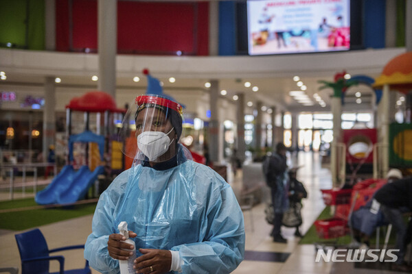 7월 6일(현지시간) 남아프리카공화국 하만스크랄의 한 코로나19 백신 접종소에서 이곳 의료 종사자가 백신 접종자들을 기다리고 있다./사진=뉴시스 제공.