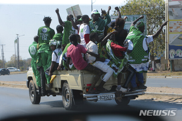 에드거 룽구 잠비아 대통령 지지자들이 지난 11일(현지시간) 수도 루사카 거리에서 차량을 이용해 선거 운동을 하고 있다. 룽구 대통령이 재선을 노리는 잠비아는 12일 대통령, 국회의원, 시장, 의원 등을 선출하는 총선거가 열린다./사진=뉴시스 제공.