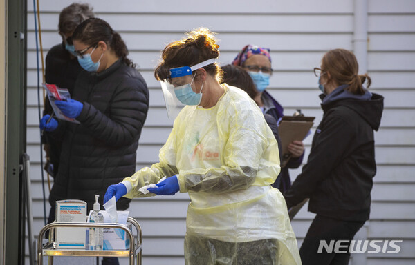 뉴질랜드 웰링턴의 한 코로나19 검사소에서 간호사가 시민들을 대상으로 검사 준비를 하고 있다./사진=뉴시스 제공.
