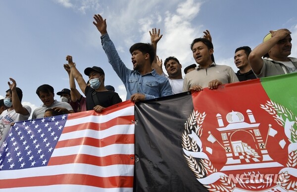 19일(현지시간) 키르기스스탄 비슈케크 주재 미국 대사관 밖에서 아프가니스탄 이주자들이 키르기스스탄 시민권 취득 또는 미국이나 캐나다로의 재정착을 요청하는 집회에 참여해 도움을 청하고 있다./사진=뉴시스 제공