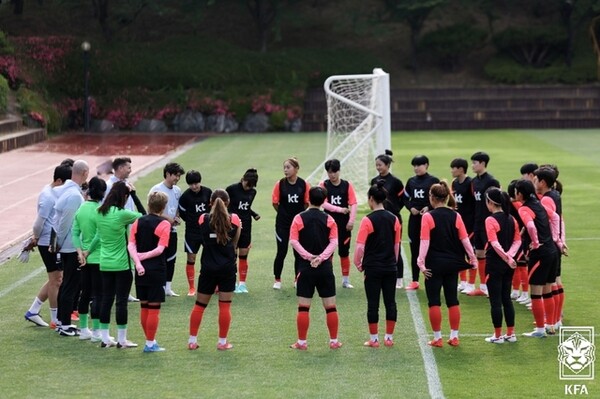 지난 6월 7일 울산미포구장(방어진체육공원)에서 여자축구 국가대표팀 선수들이 훈련 전 이야기를 나누고 있다./사진=뉴시스 제공.