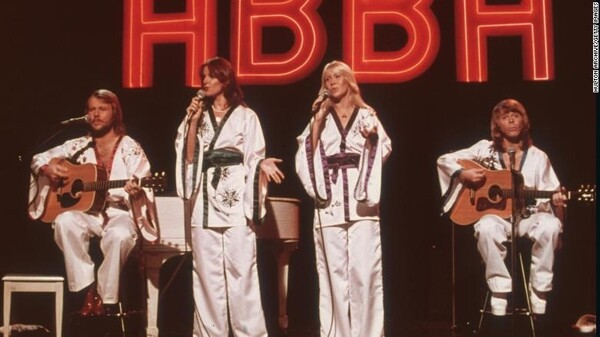 사진=스웨덴 팝 그룹 아바(ABBA)가 1975년경 TV 프로그램 미드나잇 스페셜(Midnight Special)에 출연한 장면