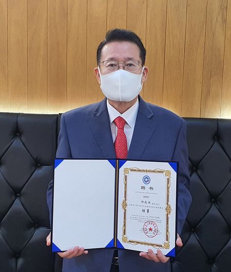 중국 흑룡강성 인민대외우호협회에서 보낸 임명장을 받고 기념사진을 찍은 권기식 한중도시우호협회장/사진=한중도시우호협회 제공