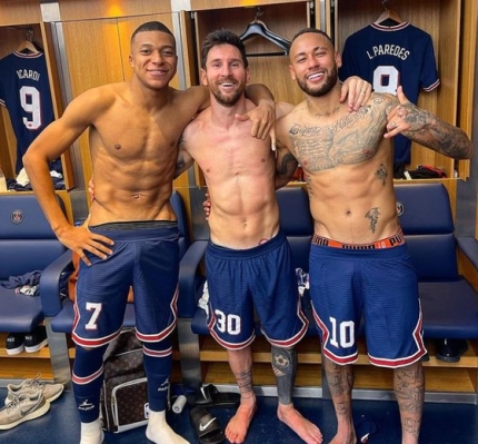 29일 맨시티와 챔피언스리그 경기 승리 후 라커룸에서  우의를 다지면서 자축하는 음바페(왼쪽부터), 메시, 네이마르./사진=네이마르 SNS