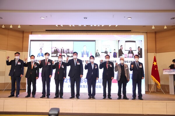 한중우호도시포럼에 참석한 권기식 한중도시우호협회장 과 싱하이밍 주한중국대사, 권영진 대구시장(사진 왼쪽 네번째부터)/사진=한중도시우호협회 제공