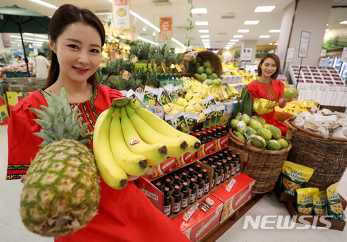 2018년 이마트 성수점에서 모델들이 두테르테 필리핀 대통령 이마트 방문 기념 '필리핀 푸드 페스티벌' 제품을 선보이고 있다./사진=뉴시스 제공.