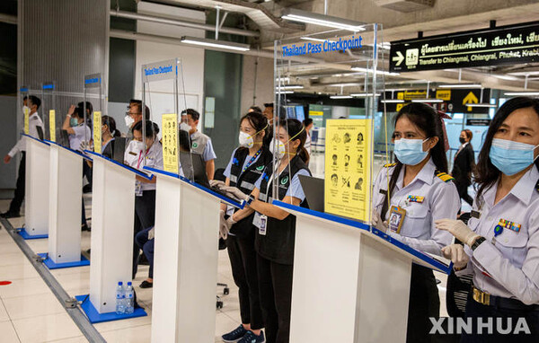 1일(현지시간) 태국 방콕의 쑤완나품 국제공항에서 공항 직원들이 여행객들을 기다리고 있다./사진=뉴시스 제공.