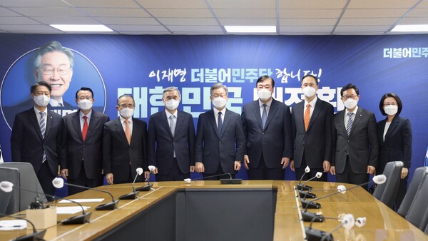 대담 전 기념사진을 찍은 김영호 국회의원, 권기식 한중도시우호협회장, 위성락 실용외교위원장, 이종석 평화번영위원장, 이재명 후보, 싱하이밍 대사, 진옌광 부대사, 김한정 국제위원장, 주계걸 참사관(왼쪽부터)