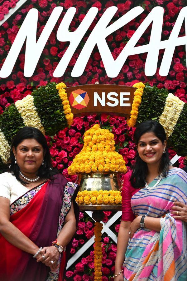 10일(현지시간) 인도 국립증권거래소에서 열린 기업공개(IPO) 상장식에 참석하는 팔구니 나야르 니카아 이사(좌측)와 딸./사진=뉴시스 제공.