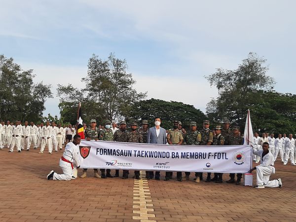 메띠나로 지역에 있는 동티모르 군부대 훈련 센터를 방문한 김정호 대사(가운데)/사진=주동티모르 대사관 제공