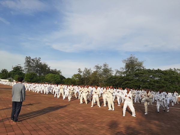 신입 장병 태권도 훈련을 참관하는 김정호 대사/사진=주동티모르 대사관 제공