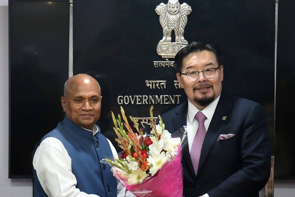 인도를 방문한 몽골 의회 대표단(오른쪽)을 만난 람 찬드라 프라사드 싱(Ram Chandra Prasad Singh) 인도 철강부 장관/사진=람 찬드라 프라사드 싱 철강장관 트위터 갈무리