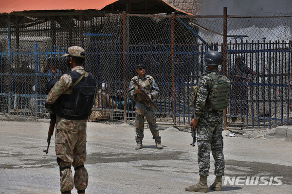 파키스탄과 아프가니스탄의 국경 지역인 토르캄에서 양국 군인들이 국경 건널목을 지키고 있다./사진=뉴시스 제공.
