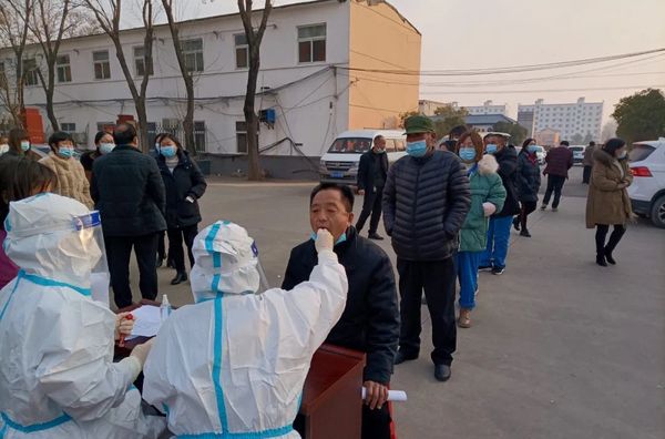 허난성 샹청현(襄城县)에서 코로나19 검사를 받는 주민들/사진=웨이보