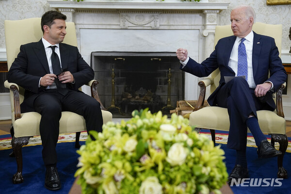 조 바이든(오른쪽) 미국 대통령이 지난해 9월 백악관 집무실에서 볼로디미르 젤렌스키 우크라이나 대통령과 회담하고 있다. 바이든 대통령은 우크라이나에 대한 안보와 인도적 지원을 약속했다./사진=뉴시스 제공.