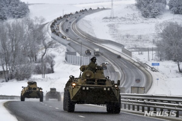 크림반도 도로 이동하는 러시아군 장갑차들./사진=뉴시스 제공