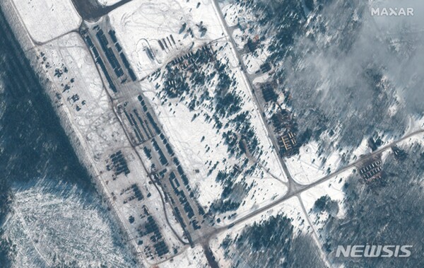 막사 테크놀로지가 공개한 위성 사진에 지난 4일 벨라루스-우크라이나 국경에서 불과 25㎞ 떨어진 벨라루스 고멜의 자브로프카 비행장 모습/사진=뉴시스 제공