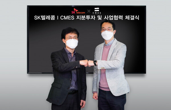 최낙훈 SKT 스마트팩토리 CO 담당(왼쪽)과 씨메스 이성호 대표가 기념 촬영을 하고 있다./사진=SKT 제공