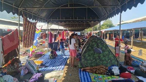 미얀마 난민 캠프, 지상에 만든 시트./사진=미얀마 민간 구호 단체 제공.