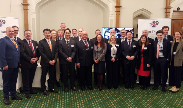 팀 썬더 참석자들이 인더스트리 데이(Industry Day) 행사에서 기념 촬영을 하고 있다./사진=한화디펜스 제공.