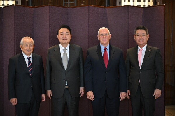 펜스 전 부통령(좌측 세번째)과 윤석열 대통령 당선인(좌측 두번째), 극동방송 이사장 김장환 목사(좌측 첫번째), 아일랜드리조트 회장 권모세 장로 등이 포즈를 취하고 있다/ 사진= 펜스 전 부통령 트위터 갈무리.