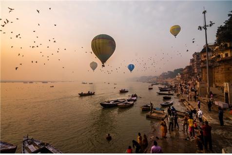 “인생의 색채”. 사라붓 완셋(Saravut Whanset, 태국)  미얀마 만달레이 시의 전통 우산 공장에서  한 소녀가 정성스럽게 손으로 우산을 만드는 모습. 