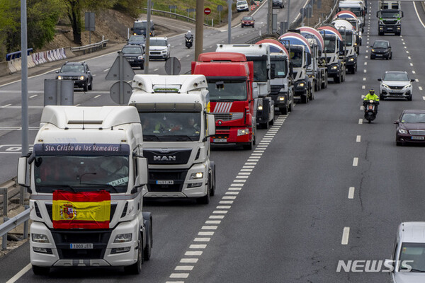 3월24일 스페인 마드리드에서 트럭들이 비싼 유류가에 항의시위에 나섰다./사진=뉴시스 제공.