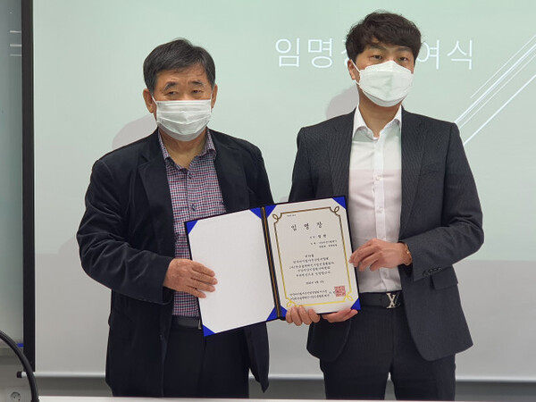 왼쪽부터 한국블록체인기업진흥협회 이한영 회장과 앤젤파트너스 정찬 회장./사진=앤젤파트너스 제공.