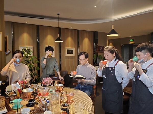 세계커피협회 및 아시아커피연맹의 창춘 지부장으로 활동 중인 우경제가 커피바리스타 자격증 교육을 하고 있다(우경제 5)