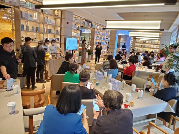 '더인커피숍'은 사랑송대회 등 행사로 한중문화교류가 이어지는 곳