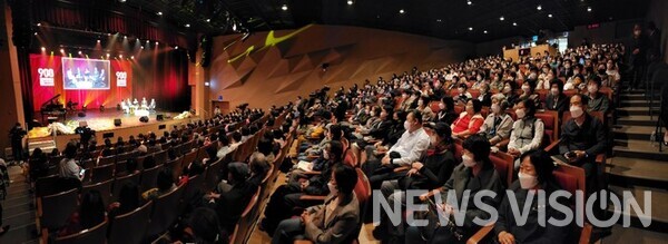 ‘만나고 싶은 사람, 듣고 싶은 이야기’ 900회 특집방송에는 500여 명의 청취자도 함께 했다 /사진=극동방송 제공