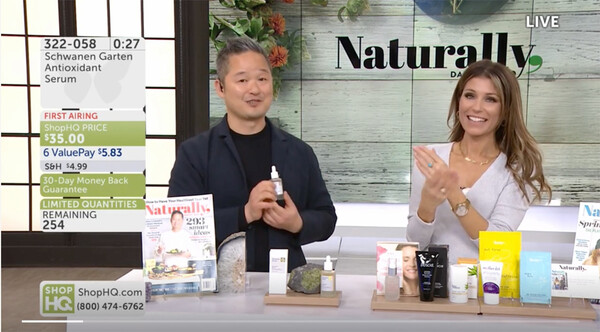 쇼호스트로 나선 대니 서가 평소 애용하는 슈바넨가르텐 제품을 소개하고 있다. 사진제공=슈바넨가르텐