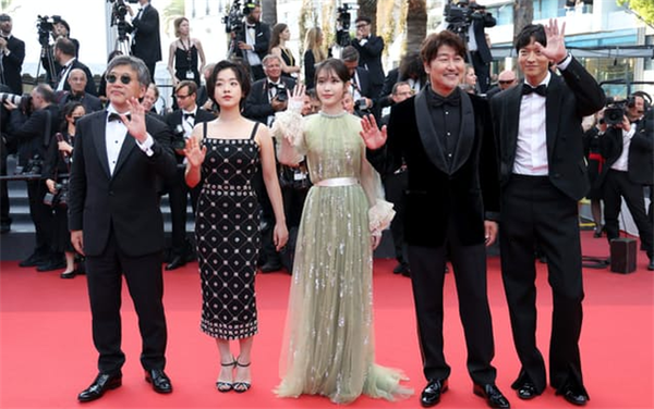 고레에다 감독(맨 왼쪽)과 최우수 배우 송강호(오른쪽에서 두 번째)(28일) = AP
