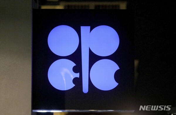지난 2019년 12월 19일 오스트리아 빈의 석유수출국기구(OPEC) 본부에 OPEC 로고가 보이고 있다./사진=뉴시스 제공.