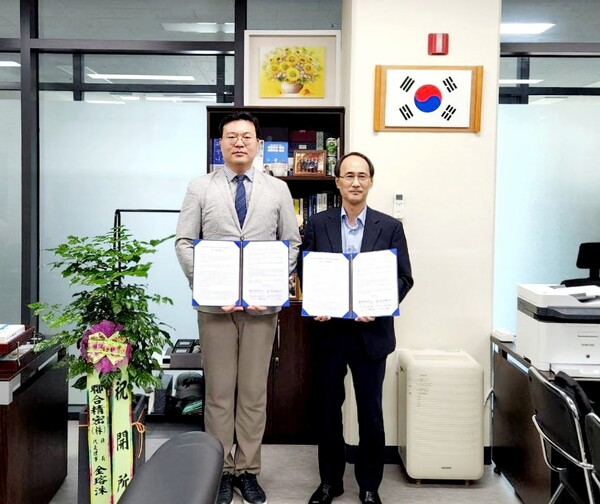 최기일 한국방위산업연구소장(좌), 추봉기 중국전략연구소장(우)/사진=한국방위산업연구소 제공.