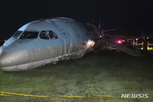 대한항공 여객기가 필리핀 중부 세부 막탄 국제공항에서 활주로를 지나쳐 파손돼 있다. 현지 기상 악화로 3차례 착륙 시도 끝에 활주로를 지나쳐 착륙해 파손됐으며 탑승자 173명 전원은 무사한 것으로 알려졌다./ 사진= 뉴시스(필리핀 민간항공청 제공)