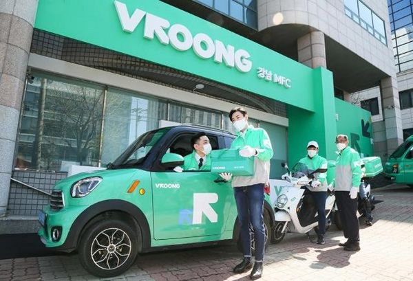 10월 5일 메쉬코리아 부릉 도심물류센터 강남1호점 오픈 기념식에서 유정범 대표가 전기차 배송 시연을 선보이고 있다. / 사진=매쉬코리아 제공