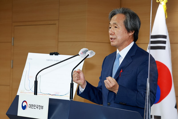 국가 감염병 위기대응자문위원회 정기석 위원장 / 사진=보건복지부 제공