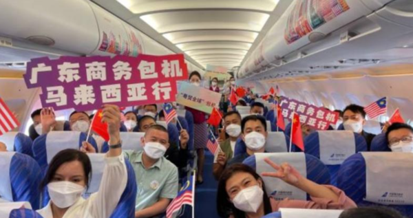 중국 광둥성 상무단 전세기 말레이시아로 향하고 있다./ 사진=웨이보