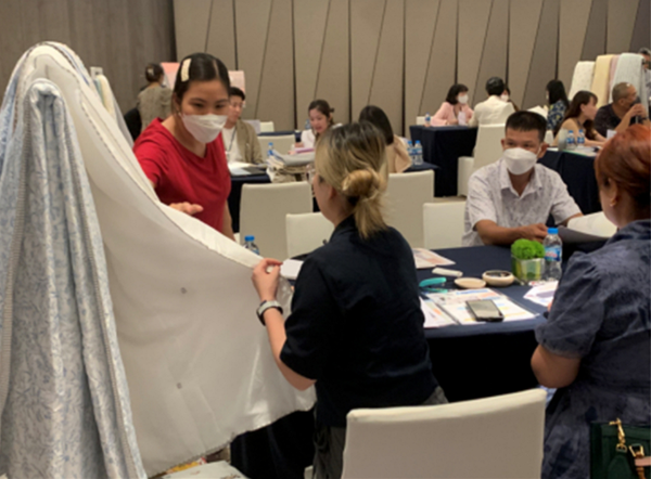 베트남 호치민에서 열린 대구침장 TOP 브랜드 상품전에서 맞춤형 상담회가 진행되고 있다. / 사진=대구광역시 제공