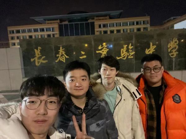 동창들과 모교인 장춘제2실험중학교 앞에서 기념사진을 남긴 동윤씨(우1)./사진=길림신문 제공.