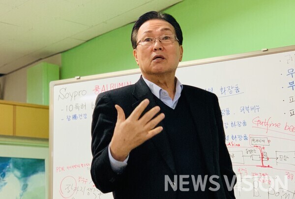 윤기천 두두바이오 회장이 서울 관악구에 위치한 사옥 집무실에서 복합유산균과 발명물질 등에 대해 설명하고 있다/ 사진= 이창우 뉴스비전 기자 cwlee@nvp.co.kr