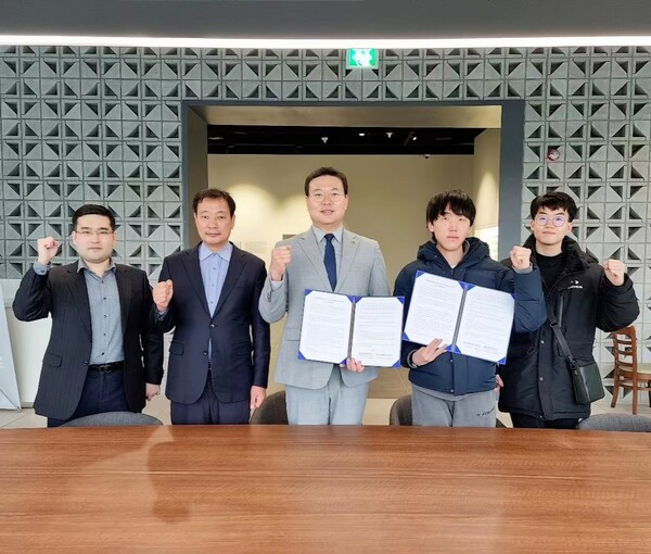 상호 기관 업무협약 기념사진/사진=한국방위산업연구소 제공.