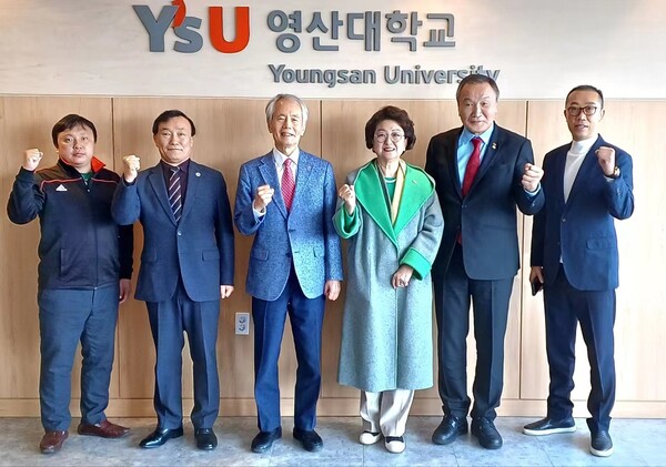 왼쪽부터 최현민 영산대학교 태권도학부장,이상기 세계어린이태권도연맹 부총재,부구옥 영산대학교 총장,노찬용 영산대학교 재단이사장,박수남 세계어린이태권도연맹 총재,심성구 영산대학교 태권도학부 교수./사진=영산대학교 제공.