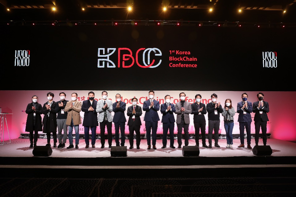 2022년 2월 15일 그랜드 인터컨티넨탈에서 열린 KBCC (가운데가 김호성 회장, 왼쪽에서 6번째 김주형 대표) ./사진=HS88 제공.